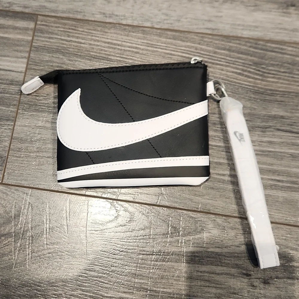 NWOT Nike Women's Wristlet 5 1/4" x 4 1/4" - Picture 1 of 9
